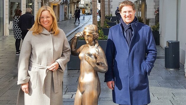 Der Welser FPÖ-Stadtchef Andreas Rabl (r.) mit der Venus-Statue und Vizebürgermeisterin Christa Raggl-Mühlberger. (Bild: Stadt Wels)