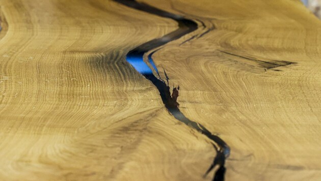 Die Risse im Holz werden mit Epoxidharz ausgefüllt. (Bild: Tschepp Markus)