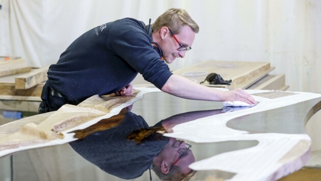 Marcel Perschl verleiht der Tischplatte den letzen Schliff (Bild: Tschepp Markus)