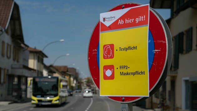 Seit Dienstag gelten in zwölf Gemeinden im Bregenzerwald sowie in Lustenau Test- und Maskenpflicht. (Bild: APA/DIETMAR STIPLOVSEK)