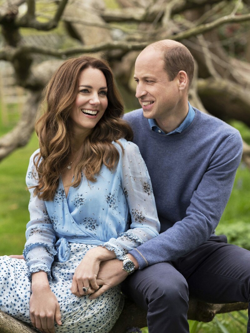 Herzogin Kate und Prinz William ließen sich einige Tage vor ihrem 10. Hochzeitstag von Fotograf Chris Floyd im Kensington-Palast in vertrauten Posen knipsen. (Bild: AP)