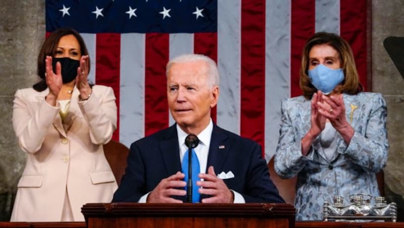 Kamala Harris und Nancy Pelosi mit Präsident Biden (Bild: The Washington Post)