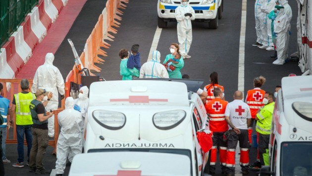 Mitarbeiter des spanischen Roten Kreuz am Hafen von Los Cristianos (Bild: AFP)