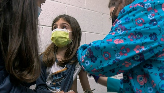 Die neunjährige Alejandra bekommt im Rahmen einer Studie in New York eine erste Injektion mit dem Corona-Impfstoff von Biontech/Pfizer. (Bild: AP/Duke Health Photography)