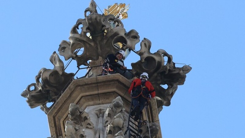 Aufstieg zur goldenen Spitze des Stephansdoms. Mit dem Glauben an den 1. Schritt gelingt der steile Weg. (Bild: Peter Tomschi)