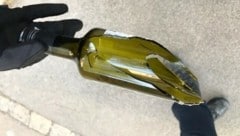 Mit einer abgebrochenen Glasflasche attackierte der Afghane seinen Bekannten im Streit (Symbolbild). (Bild: LPD WIEN)