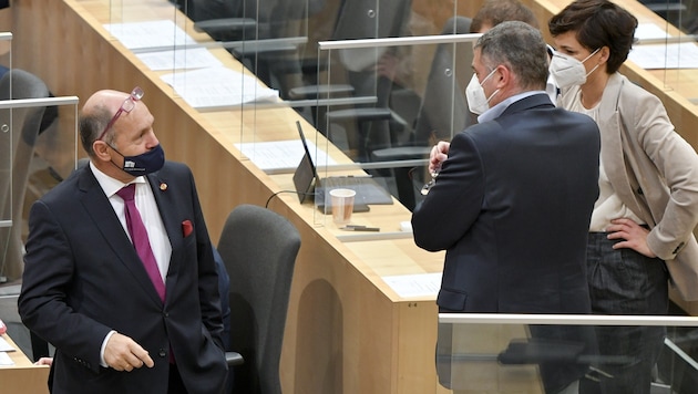 SPÖ-Chefin Pamela Rendi-Wagner mit ihrem Klubvize Leichtfried und Nationalratspräsident Sobotka (Bild: APA/HERBERT NEUBAUER)