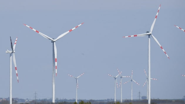 Derzeit wird der grüne Strom vorwiegend durch Windräder produziert. (Bild: P. Huber)