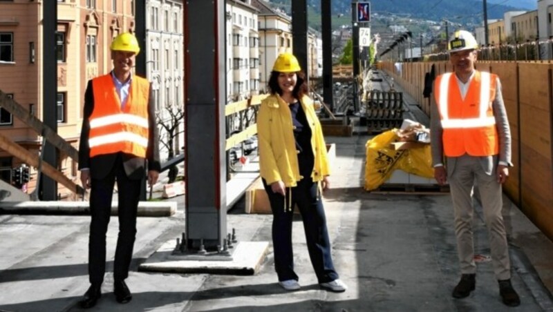 Bürgermeister Georg Willi (re.) und LHStv. Ingrid Felipe (Mitte) besichtigten die Baustelle. (Bild: Andreas Fischer)