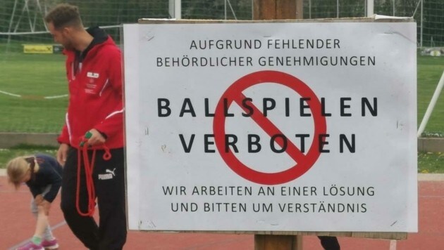 Ein Schild weist auf daraufhin, dass am Funcourt Steinbrunn Ballspielen verboten ist. (Bild: zVg)