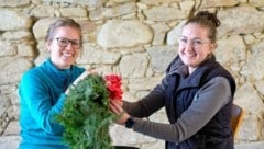 Marlene Holzinger (li.) und Magdalena Dannerer mit Kranz. (Bild: Einöder Horst)