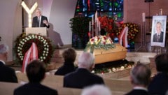 Bundespräsident Alexander Van der Bellen bei der Trauerfeier für Hugo Portisch in Wien (Bild: APA/BUNDESHEER/PETER LECHNER)