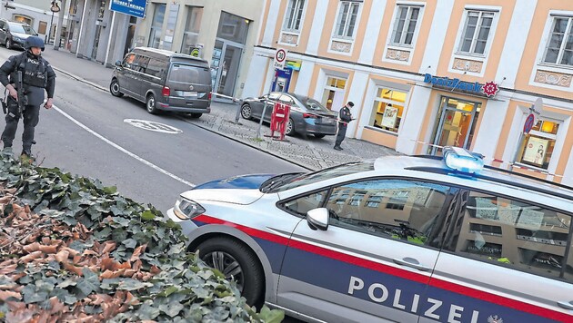 Schwer bewaffnete Polizisten sicherten nach dem Überfall das Umfeld der Bank (Bild: laumat.at/Matthias Lauber)