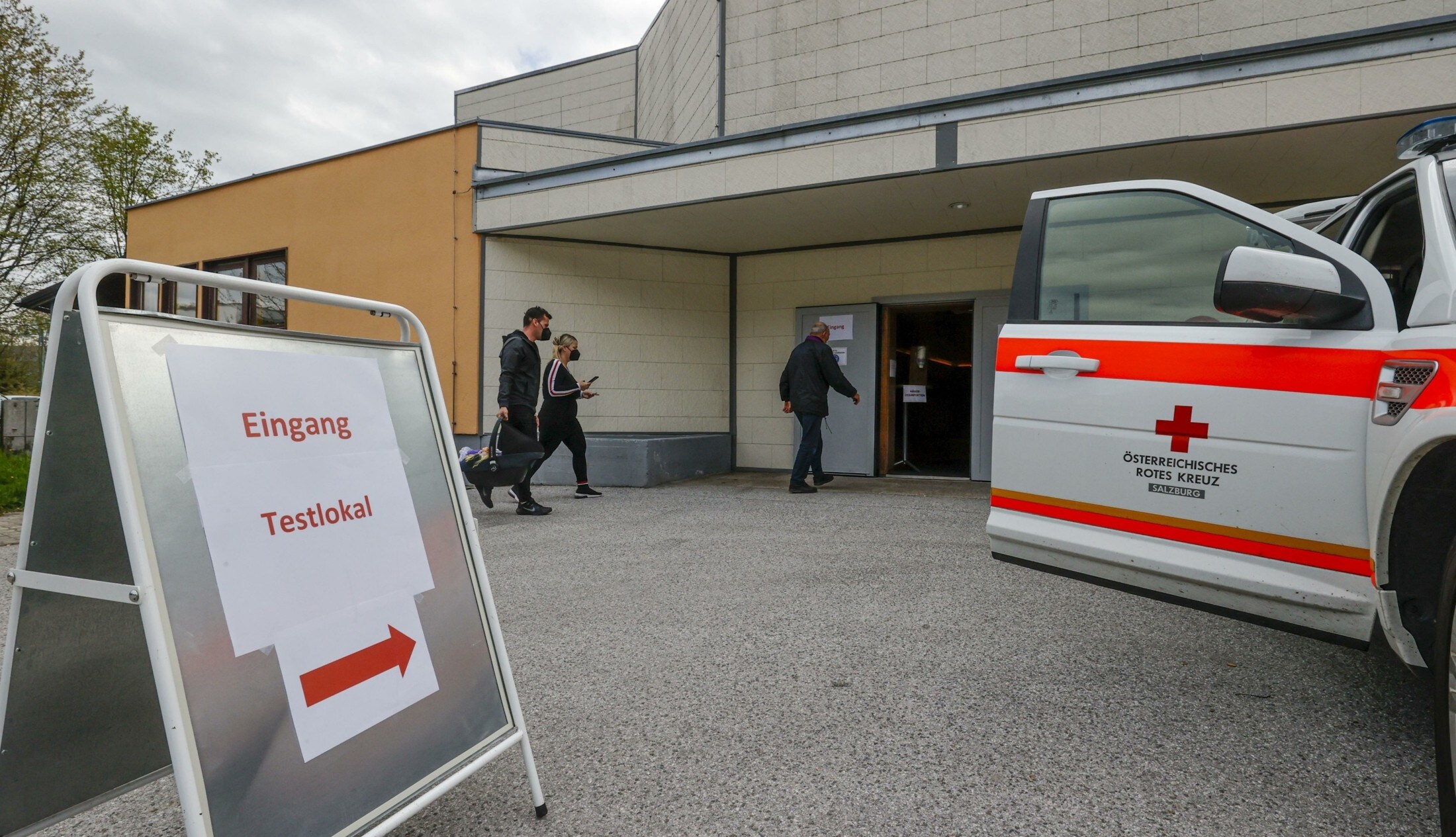 Corona Beschrankungen Raus Aus Hallein Nur Noch Mit Nasenbohren Krone At