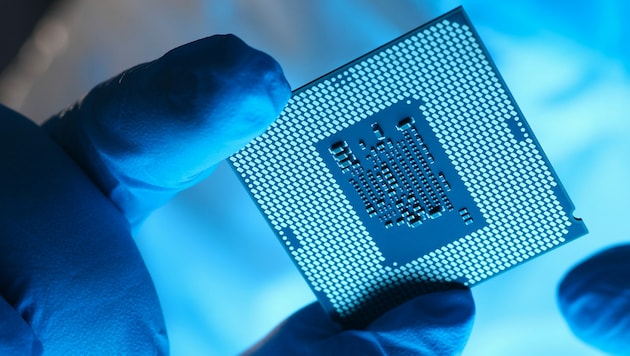 Die Chipindustrie ätzt immer feinere Strukturen in immer schneller getaktete Mikrochips. Doch deren Geschwindigkeit hat physikalische Grenzen. (Bild: ©H_Ko - stock.adobe.com)