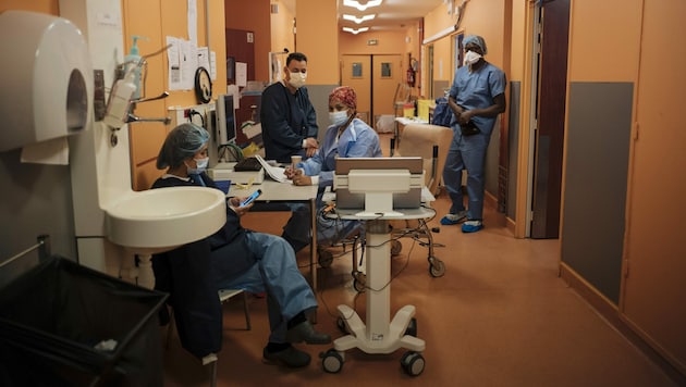 Pfleger in einem Krankenhaus in Paris (Symbolbild) (Bild: AP)