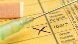 Eine mögliche Impfpflicht gegen Covid-19 wird aufgrund der explosionsartig steigenden Infektionszahlen derzeit heiß diskutiert. (Bild: stock.adobe.com)