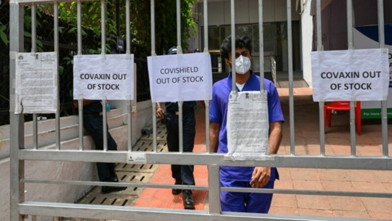 „Keine Impfstoffe mehr lagernd“, steht auf diesen Schildern vor einem Impfzentrum in Mumbai. (Bild: Punit PARANJPE / AFP)