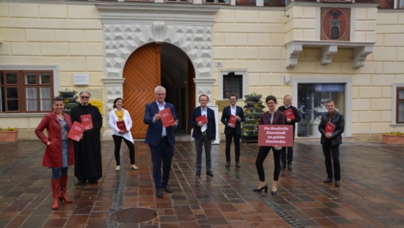 Uschi Zezelitsch, Eigentümervertreter Pater Prior Daniel Katzenschläger, Margit Sommer, Bürgermeister Thomas Steiner, Architekt Dr. Klaus-Jürgen Bauer, Dr. Wolfgang Kuzmits, Ausstellungexperte Tom Koch, Historiker Mag. Dr. Brigitte Krizsanits und MMag. Dr. Helmut Prinke vor dem Rathaus (Bild: Charlotte Titz)