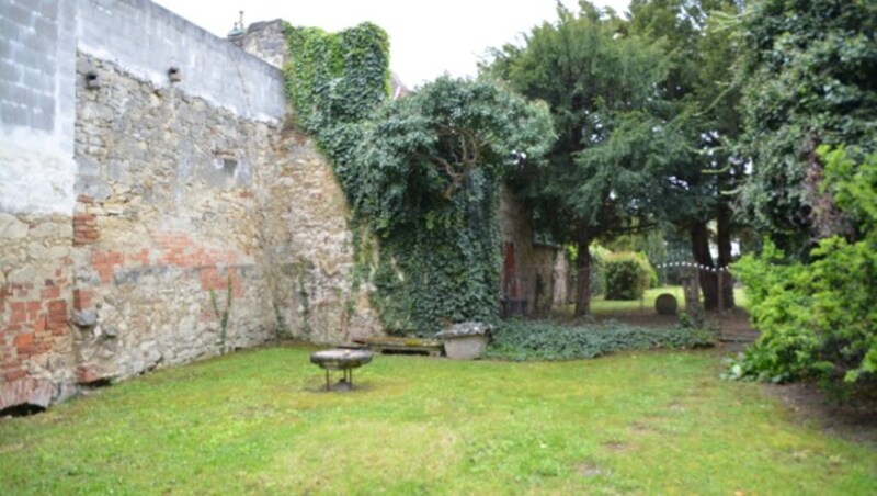 Der Garten der Stadtvilla - mit einem Stück Stadtmauer. (Bild: Charlotte Titz)