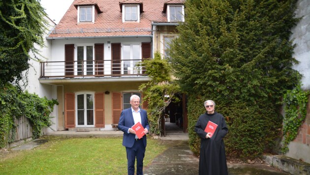 Bürgermeister Thomas Steiner und Pater Prior Daniel Katzenschläger im Garten der Stadtvilla. (Bild: Charlotte Titz)