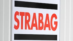 Das Strabag-Logo auf einer Baustelle in Wien (Bild: APA/ROLAND SCHLAGER)