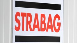 Das Strabag-Logo auf einer Baustelle in Wien (Bild: APA/ROLAND SCHLAGER)