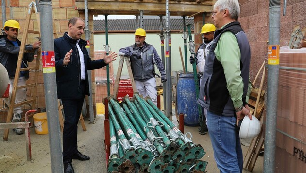 Landesrat Leo Schneemann (li) zu Besuch am Bau. Mit gezielten Maßnahmen will er für Stabilität am Arbeitsmarkt sorgen. (Bild: LMS)