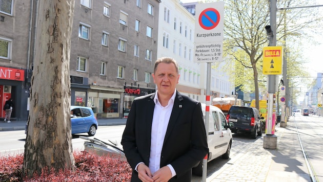 Bezirkschef Thomas Steinhart (SPÖ) will das Parkpickerl in ganz Simmering. (Bild: Ramona Miletic)