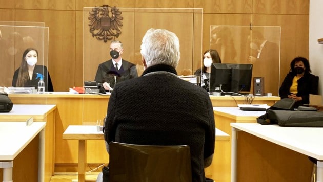 Der ehemalige Bauamtsleiter einer steirischen Gemeinde ist am Freitag, 30. April 2021, wegen schweren Betrugs und Untreue in Graz vor einem Schöffengericht gestanden. (Bild: APA/KARIN ZEHETLEITNER)