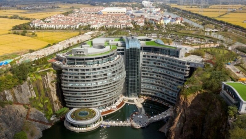 China baut nicht nur in die Höhe, sondern auch in die Tiefe: Shanghai „Intercontinental“ Hotel in einem Steinbruch (Bild: AFP)