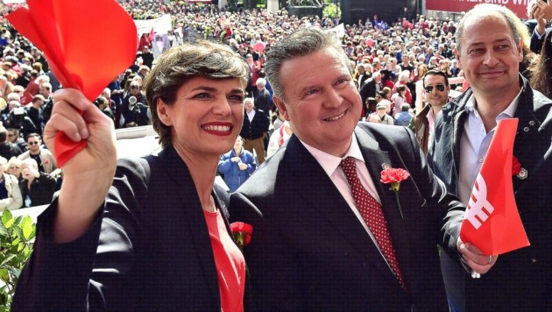 Bereits zum zweiten Mal müssen SPÖ-Bundesvorsitzende Pamela Rendi-Wagner, Wiens Bürgermeister Michael Ludwig und EU-Delegationsleiter Andreas Schieder auf eine große Kundgebung am Rathausplatz (Archivbild) verzichten und ihre Botschaften aus dem virtuellen Raum heraus verbreiten. (Bild: APA/Hans Punz)