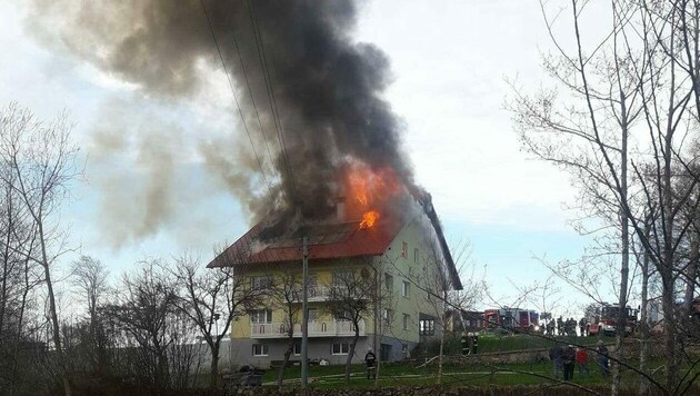 Aus dem Dach des Mehrparteienhauses schlugen in Helfenberg Flammen (Bild: Team Fotokerschi.at/Leibetseder)