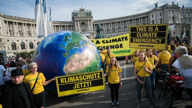 „Klimaschutz jetzt“: Das mahnt neben Aktivisten (Archivbild aus Wien) nun auch das deutsche Höchstgericht ein. (Bild: EXPA/ Michael Gruber)