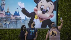 Nach 13 Monaten Covid-Pause ist Disneyland wieder geöffnet. (Bild: APA/David McNew/Getty Images/AFP)