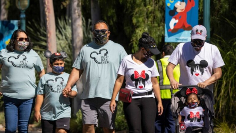 Besucher in Disneyland tragen Mundnasenschutzmasken. (Bild: APA/David McNew/Getty Images/AFP)