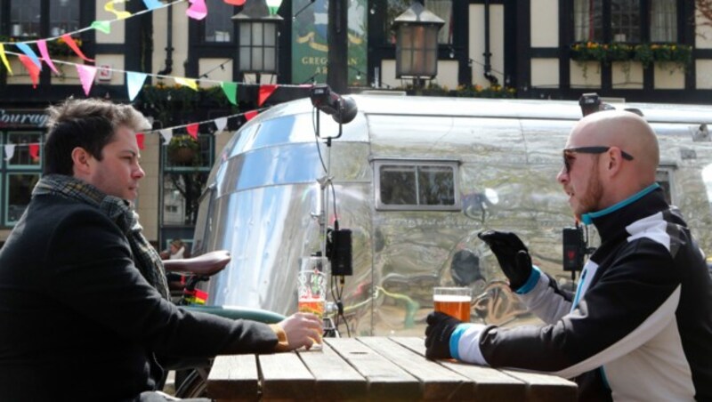 Die beiden Männer gönnen sich ein Bier vor dem Gregorian Pub in Bermondsey in London. (Bild: APA/AP Photo/Tony Hicks)