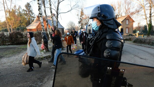 Bereits zu Jahresanfang musste die Polizei eine illegale Silvesterparty in der Bretagne auflösen. (Bild: APA/AFP/JEAN-FRANCOIS MONIER)