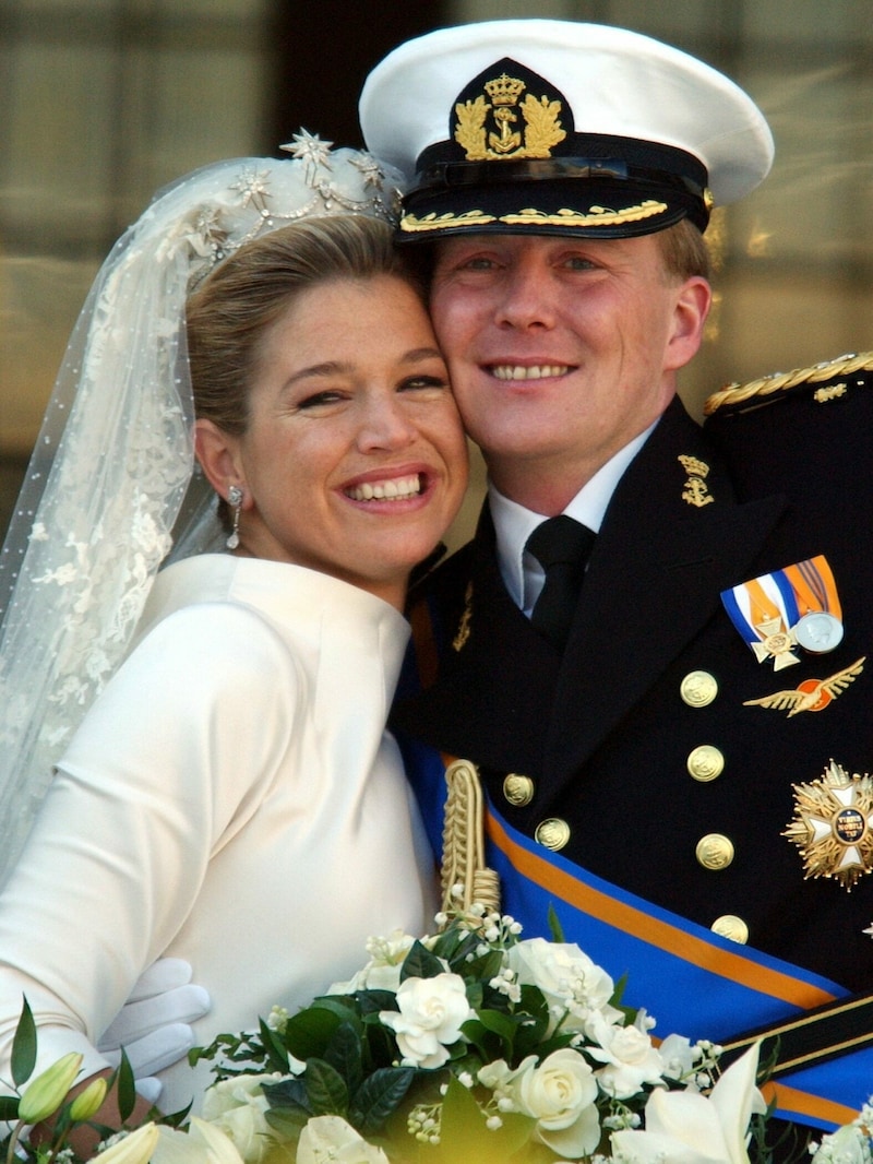 Der damalige Kronprinz Willem Alexander und seine frisch angetraute Prinzessin Maxima Zorreguieta am 2. Februar 2002 (Bild: Boris Roessler / dpa / picturedesk.com)