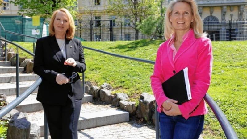 Doris Bures im Gespräch mit „Krone“-Redakteurin Edda Graf. (Bild: Klemens Groh)