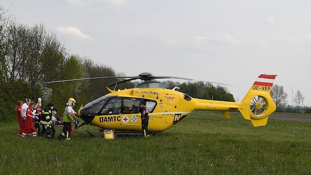 The seriously injured Innviertler was flown to hospital by the Christophorus 10 emergency helicopter (Bild: P. Huber)