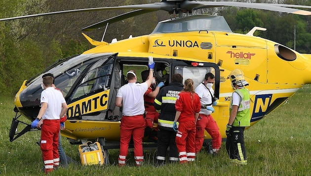 Der Bub wurde per Rettungshelikopter ins Spital geflogen (Symbolbild) (Bild: P. Huber)