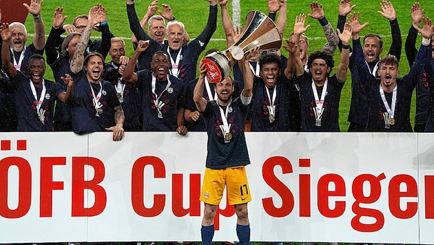 Kapitän Andreas Ulmer jubelt mit seiner Salzburger Mannschaft über den achten Cup-Triumph der Klubgeschichte. (Bild: Sepp Pail)