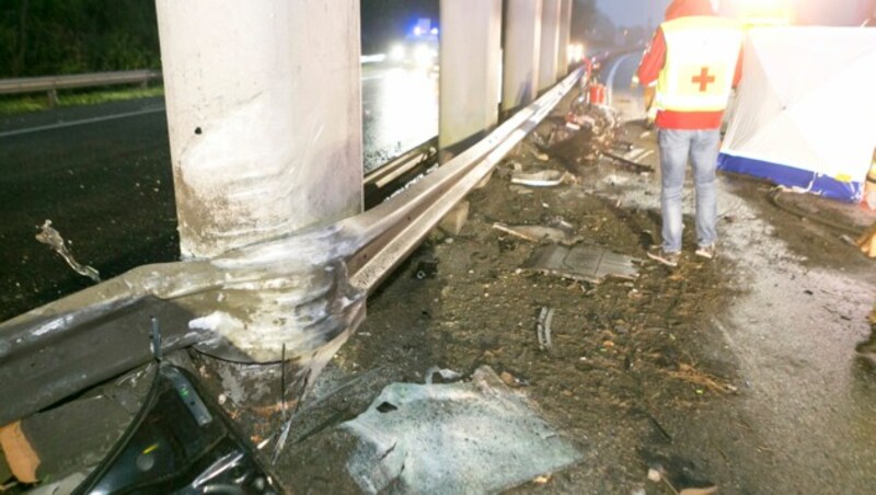 Nachdem der PKW in die Mittelleitschiene geschleudert wurde, rammte er frontal einen Brückenpfeiler aus Beton. (Bild: Mathis Fotografie)