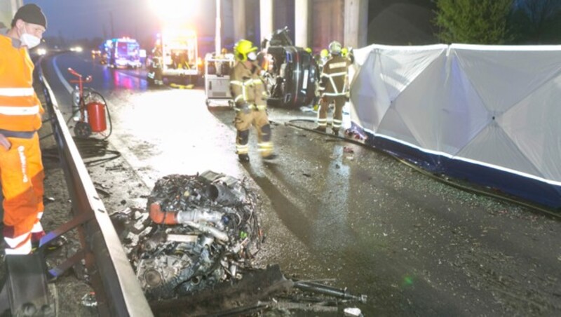 Die Wrackteile waren über die gesamte Fahrbahn verstreut. (Bild: Mathis Fotografie)