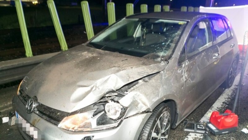 Jenes Fahrzeug, das der spätere Unglückswagen überholte, wurde von herumfliegenden Trümmerteilen schwer beschädigt. (Bild: Mathis Fotografie)