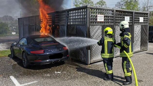 Der Porsche, der neben den Müllcontainern geparkt war, brannte ebenfalls. (Bild: FF Weiden am See)