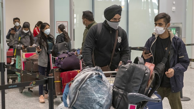 Andere Länder wie Deutschland und Kanada (im Bild Passagiere aus Neu-Delhi am Flughafen Toronto) haben einen Einreisestopp verhängt. (Bild: AP)