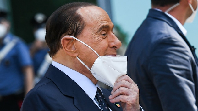 Silvio Berlusconi musste nach seiner Covid-Erkrankung im Vorjahr erneut im Krankenhaus behandelt werden. (Bild: AFP/Piero CRUCIATTI)