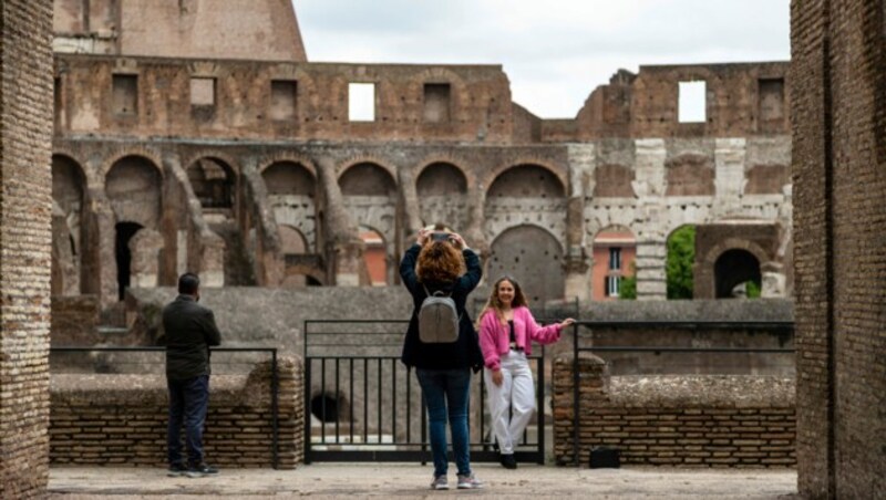 Besucher im Kolosseum in Rom (Bild: APA/AP Photo/Domenico Stinellis)